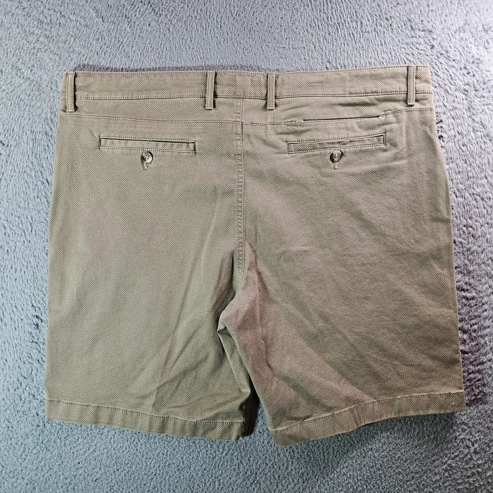 NWOT Roundtree & Yorke Casuals Shorts Men 42 x 9 Stretch Cell Phone Pocket Khaki